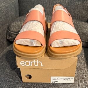 Earth sandals Leah
Color medium natural Size 8 new